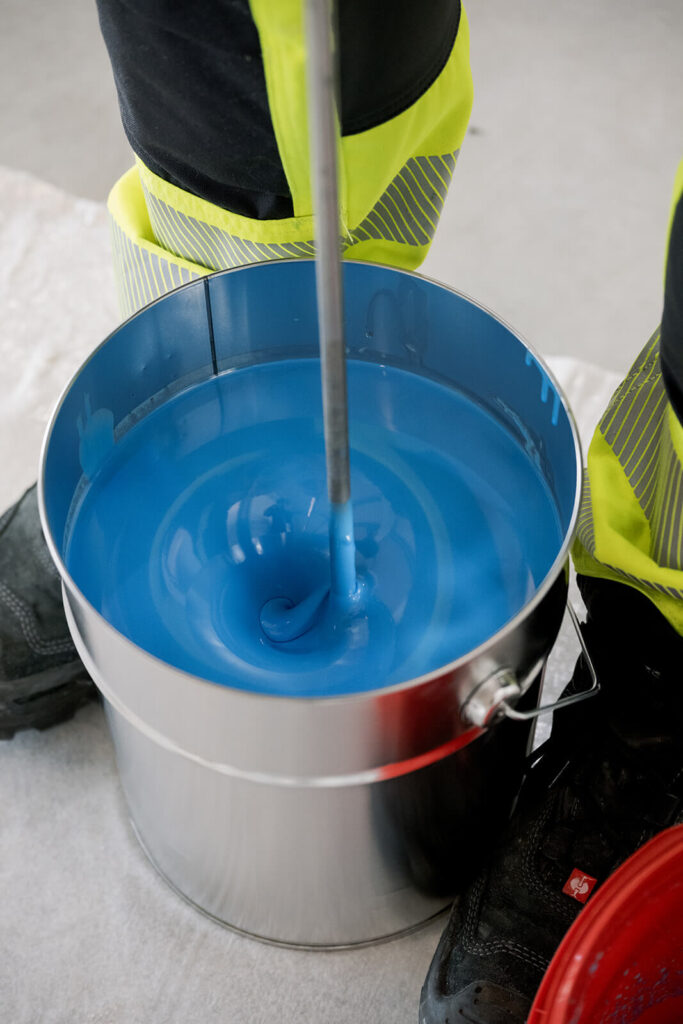 Bodenbender Ep-Harz wird angerührt